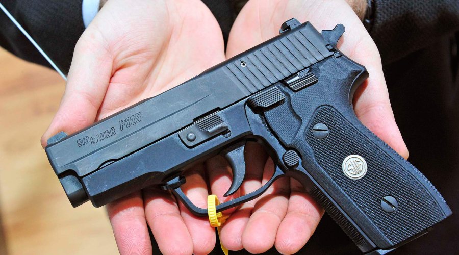 SIG Sauer lancia la pistola semi-automatica P225-A1 calibro 9x19mm allo SHOT Show 2016 di Las Vegas