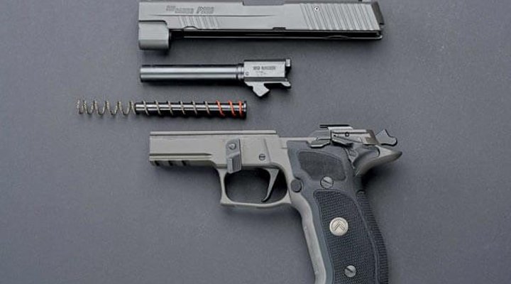 Pistola d’ordinanza SIG Sauer P226 Legion smontata