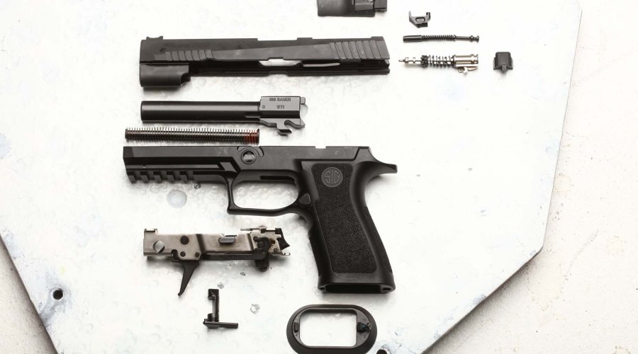 Pistola SIG Sauer P320 X-Five smontata nelle sue parti