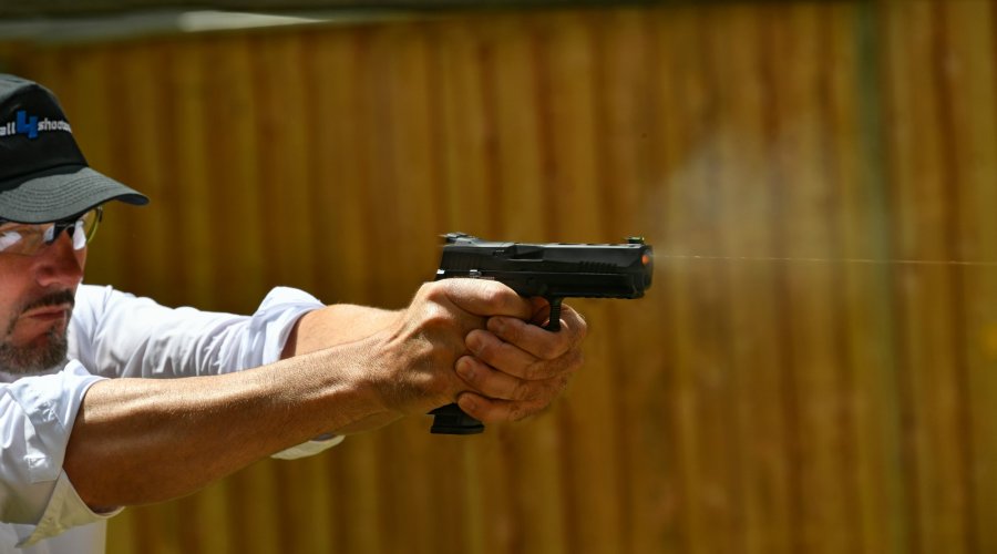 Tiratore sportivo Tino Schmidt con la pistola SIG Sauer P320 X-Five al poligono