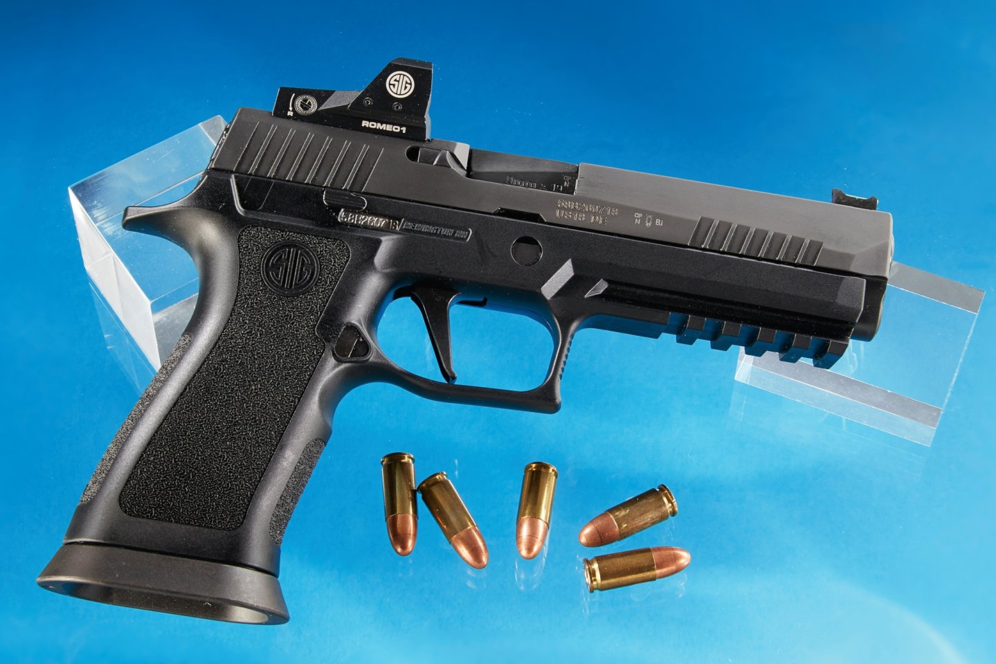 SIG Sauer P320 X-Five in 9 mm Luger con collimatore Romeo1 montato e cartucce.