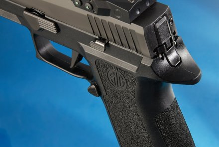 Test: SIG Sauer P320 X-Five in 9 mm Luger La SIG Sauer P320 X-Five vista da dietro con il collimatore Romeo1 montato.