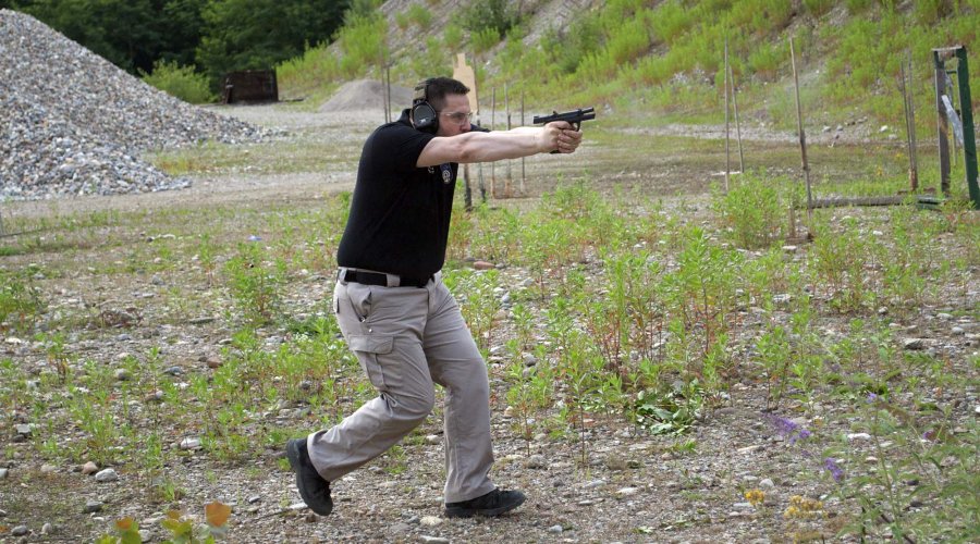 Pistola Smith & Wesson M&P9 nel tiro in movimento