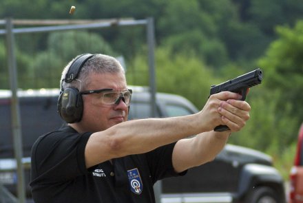 Marco Lorenzini allo stand di tiro mirato