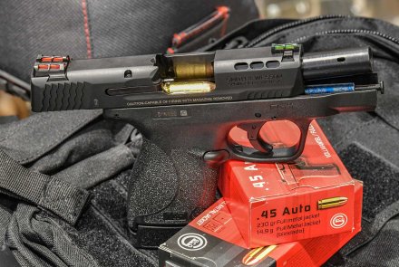 Smith & Wesson Military & Police Shield M2.0 Performance Center calibro .45 ACP Smith & Wesson Military & Police Shield M2.0 Performance Center con il carrello bloccato