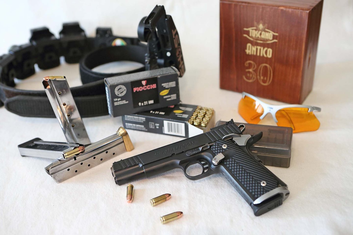 STI Champion, la 1911 sportiva in calibro 9x21 Pistola STI Champion, caricatori e cartucce