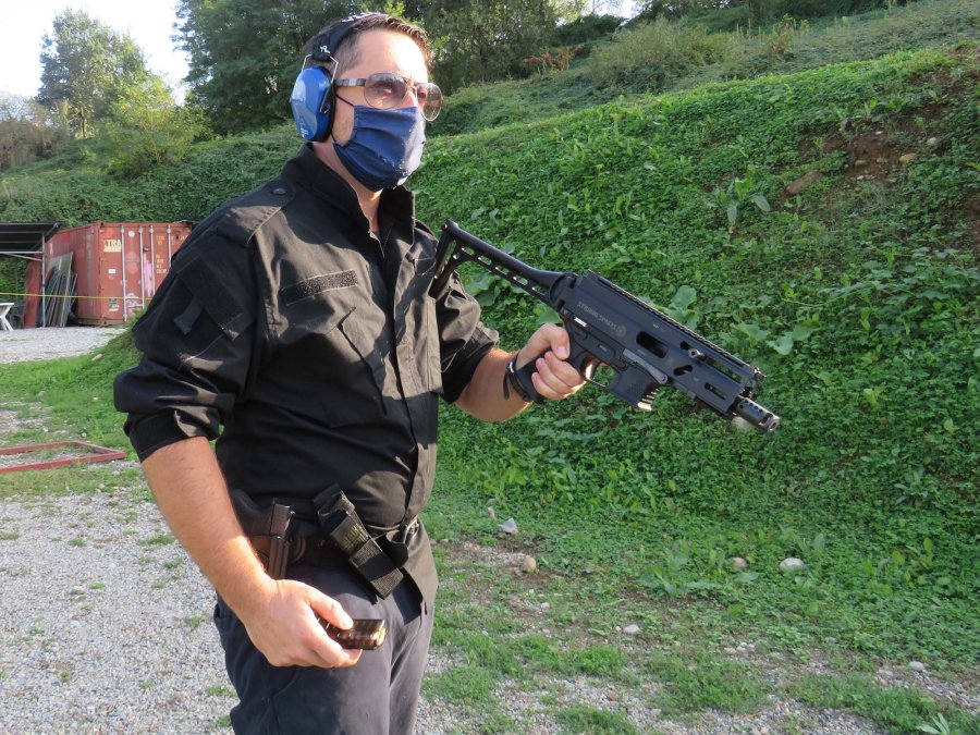 Stribog SR9 A3S in calibro 9x21, una pistola imbracciabile per difesa personale e compiti di polizia Stribog SR9 A3S alla prova di tiro