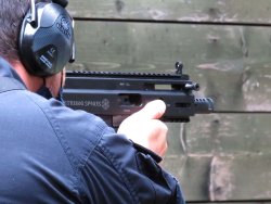 Stribog SR9 A3S in calibro 9x21, una pistola imbracciabile per difesa personale e compiti di polizia Tiretto di armamento della pistola Stribog SR9 A3S