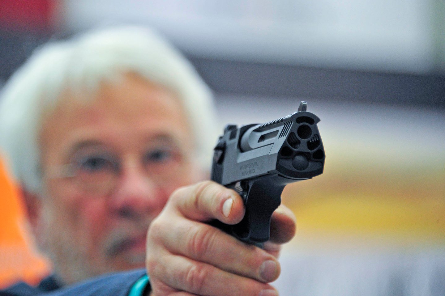 Waffen Ferkinghoff espone le pistole semi-automatiche Magnum Research Desert Eagle L5 e L6 all'IWA OutdoorClassics 2016