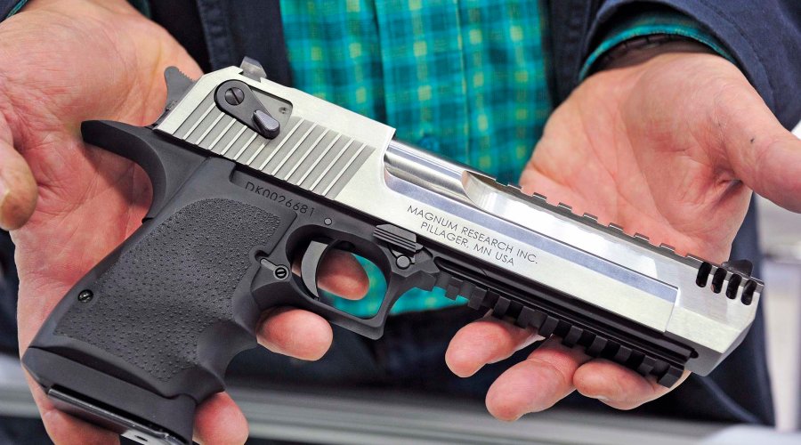 Waffen Ferkinghoff espone le pistole semi-automatiche Magnum Research Desert Eagle L5 e L6 all'IWA OutdoorClassics 2016 