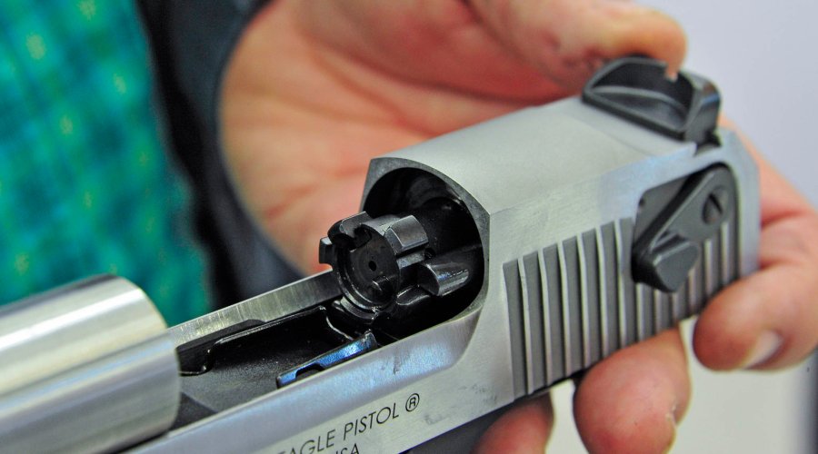 Waffen Ferkinghoff espone le pistole semi-automatiche Magnum Research Desert Eagle L5 e L6 all'IWA OutdoorClassics 2016 