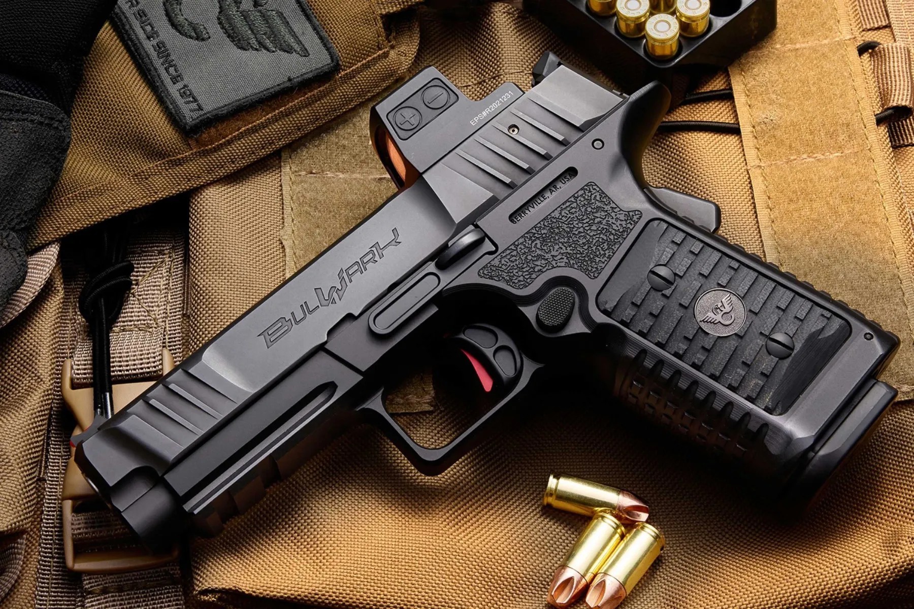 pistole: Wilson Combat Bulwark, una moderna pistola bifilare a cane interno, con scatto in stile 1911