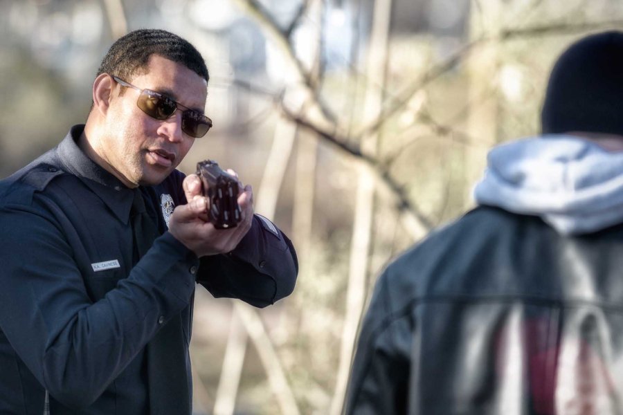 Poliziotto con Taser