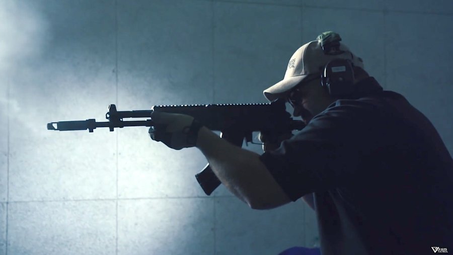 Fucile d'assalto Kalashnikov AK-400 Larry Vickers al tiro col nuovo fucile d'assalto AK-400 del "Gruppo Kalashnikov"