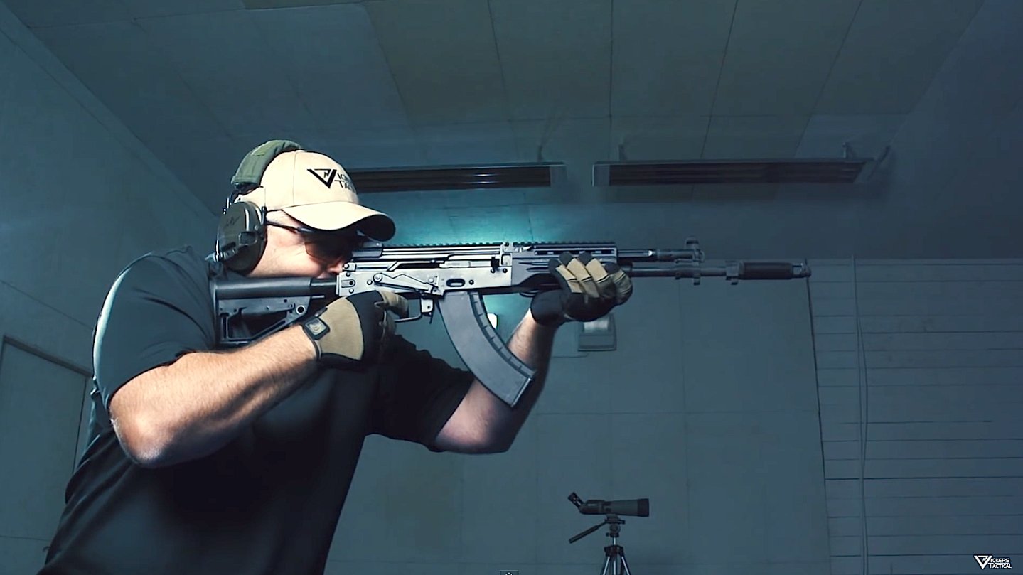 Fucile d'assalto Kalashnikov AK-400 Larry Vickers al tiro col nuovo fucile d'assalto AK-400 del "Gruppo Kalashnikov"