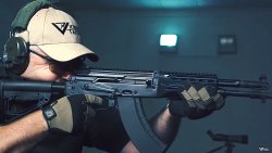 Fucile d'assalto AK-400 Larry Vickers al tiro col nuovo fucile d'assalto AK-400 del "Gruppo Kalashnikov"