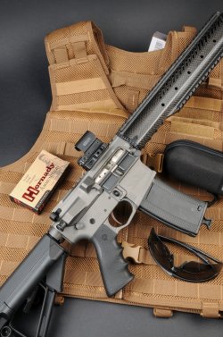 Christensen Arms CA 15 Recon Tungsten arma Christensen con scatola di munizioni Hornady per operatore forze di sicurezza
