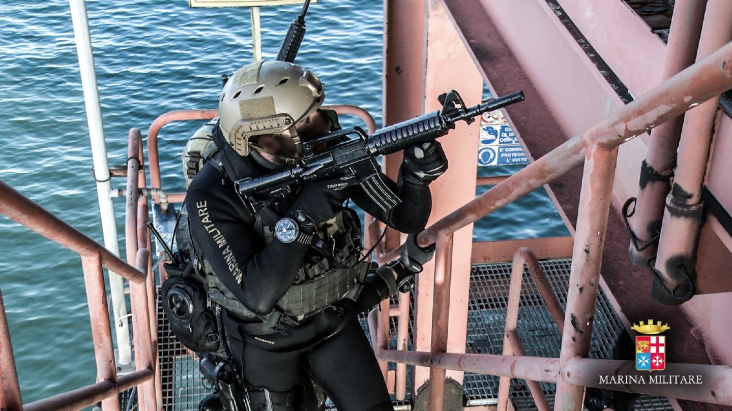 Combat Arms 3/2016: contenuti del numero edizione aprile/maggio Fantasmi tra le sabbie