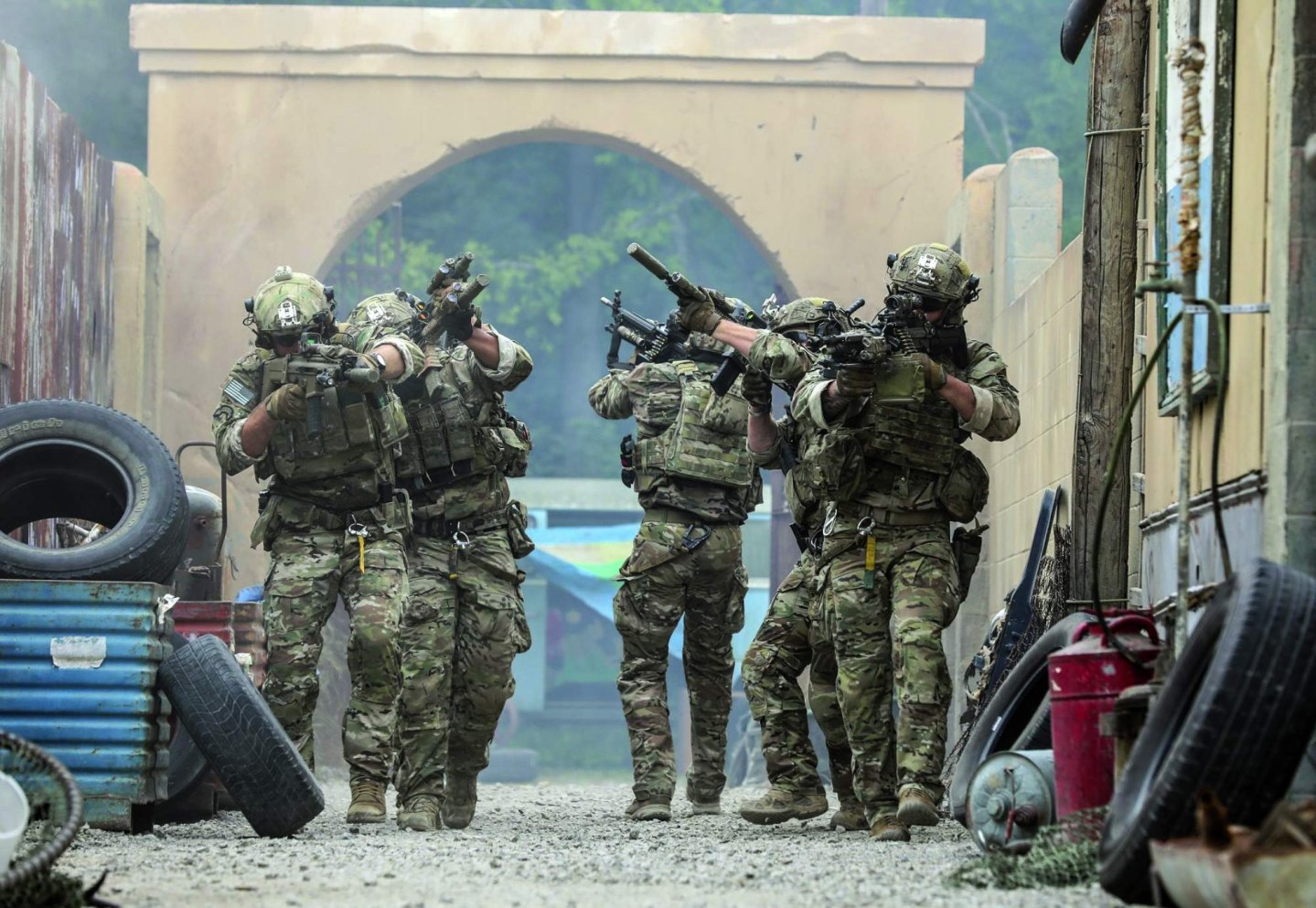 Una squadra di US Rangers armati con fucili d’assalto FN SCAR-L, M4 e una mitragliatrice Minimi-MK46 si addestrano nel combattimento urbano