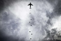 Militare americano incriminato per la distruzione di sei Humvee Aereo con paracadute