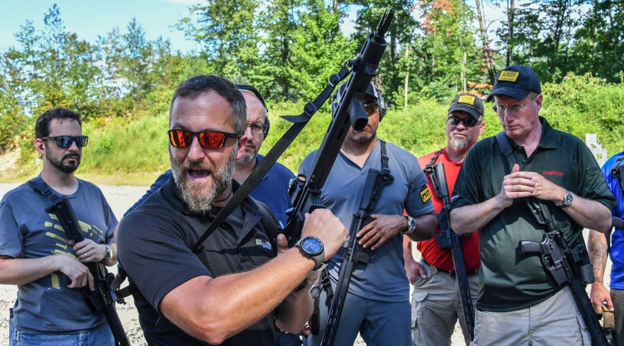 Инструкторы SIG информируют журналистов об особенностях винтовки SIG Sauer M400 TREAD