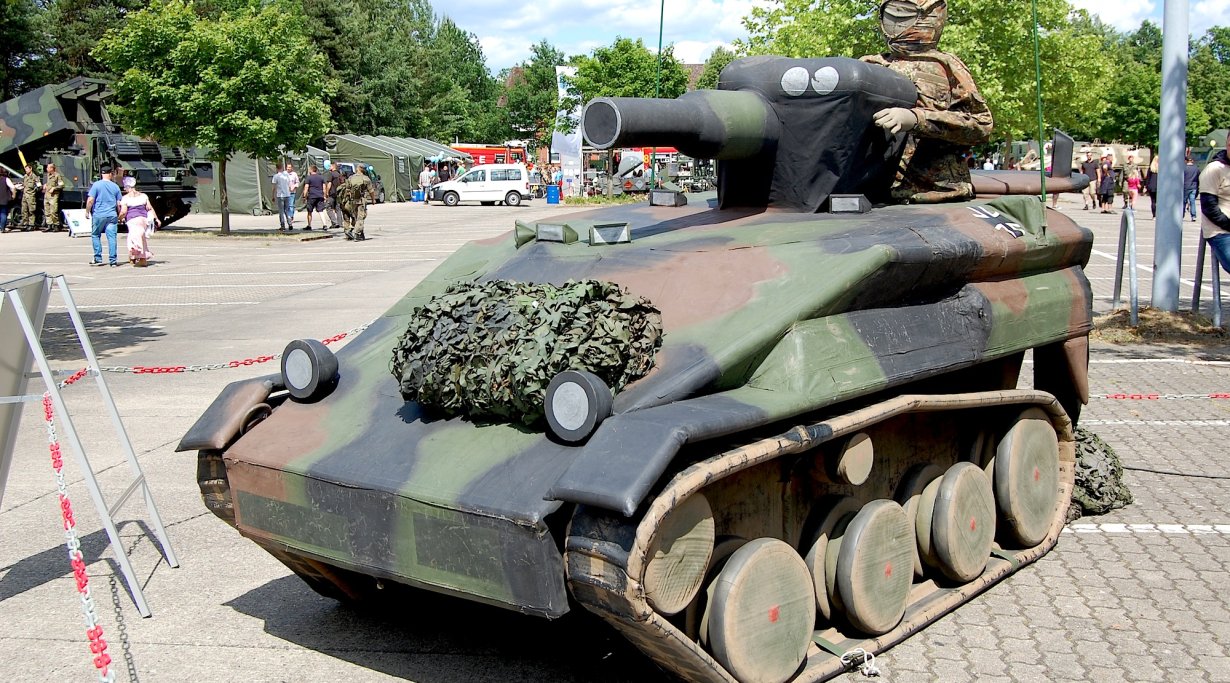 Ложная цель-макет, имитирующая боевую машину десанта Wiesel на дне бундесвера 