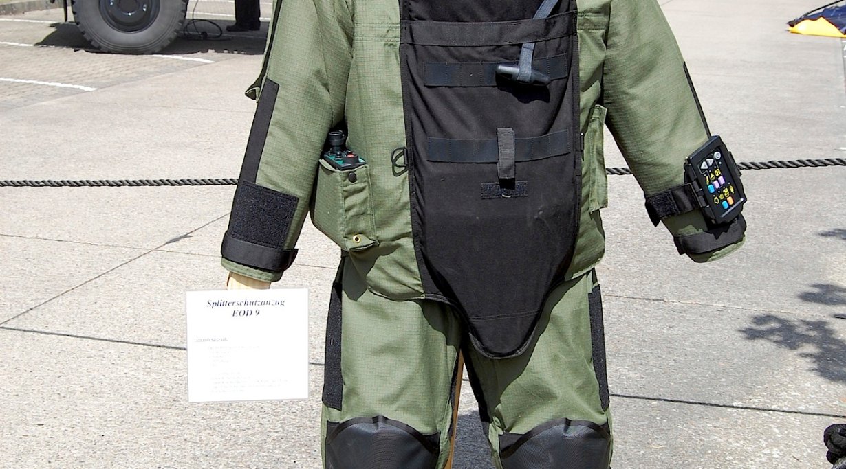 Противоосколочный костюм EOD9 на дне бундесвера 