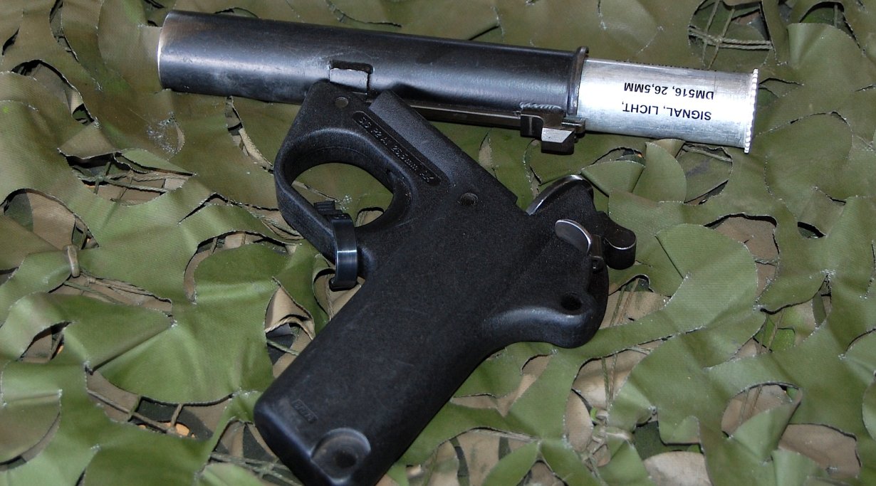 Сигнальный пистолет Heckler & Koch Sig P2A1 калибра 26,5 мм на дне бундесвера.