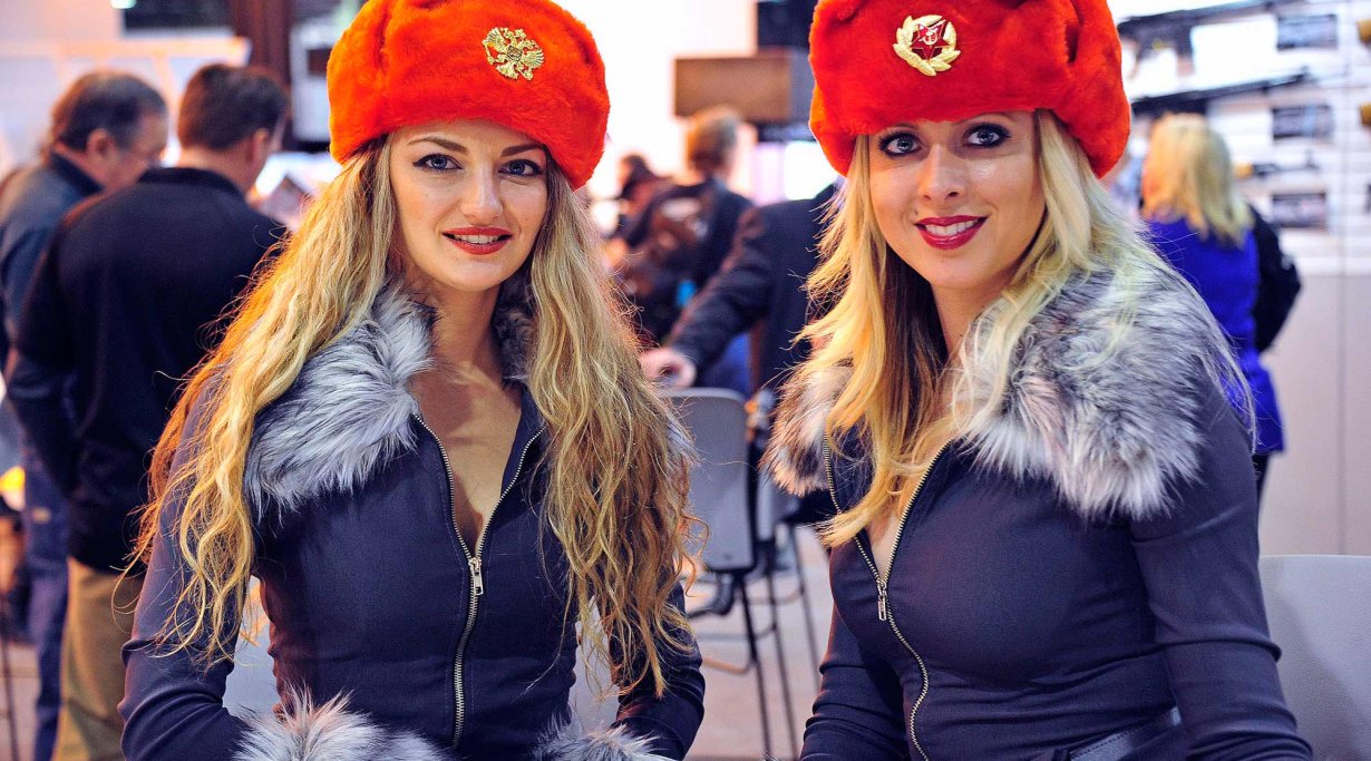 Девушки на SHOT Show 2016