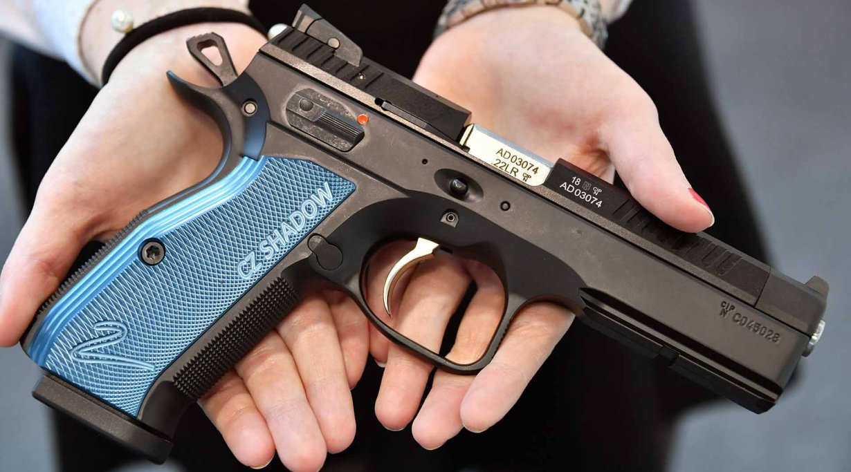 Пистолет CZ Shadow 2 9мм с новым комплектом для переоборудования Kadet калибра .22 Long Rifle. 