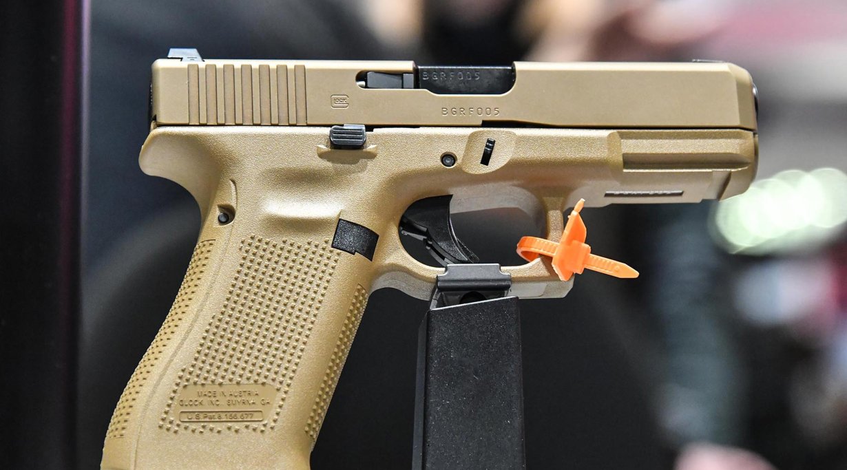 Пистолет GLOCK G19X в песочном цвете.