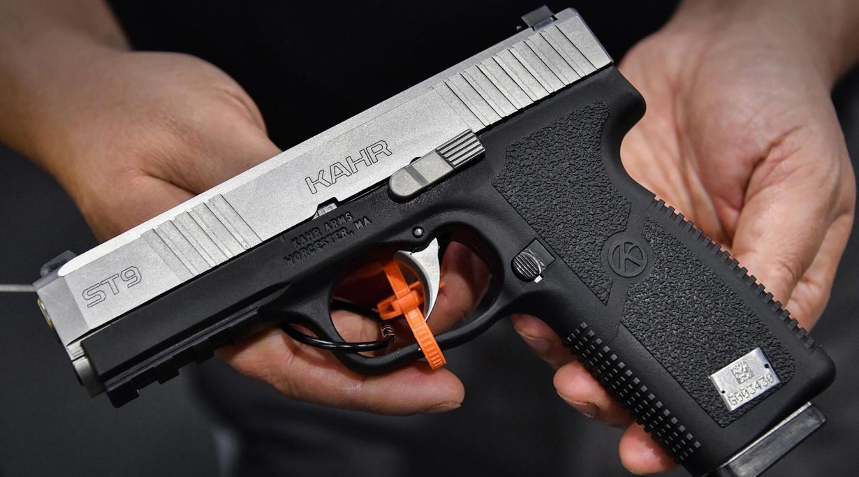 Пистолет с полимерной рамкой и кожухом-затвором из нержавеющей стали Kahr Arms ST9 .