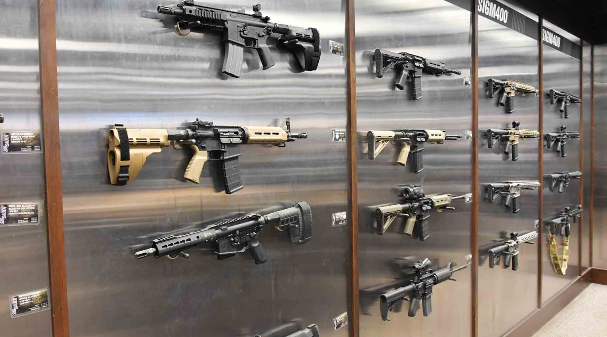 Витрина магазина Pro Gun Shop, стрелковой Академии SIG Sauer