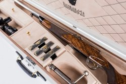 Hausmann & Co: новые лица старых традиций Модель Hausmann & Co Goldener Tiger в оружейном кейсе