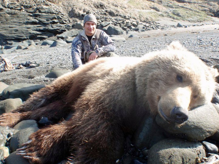 Охотник с бурым медведем