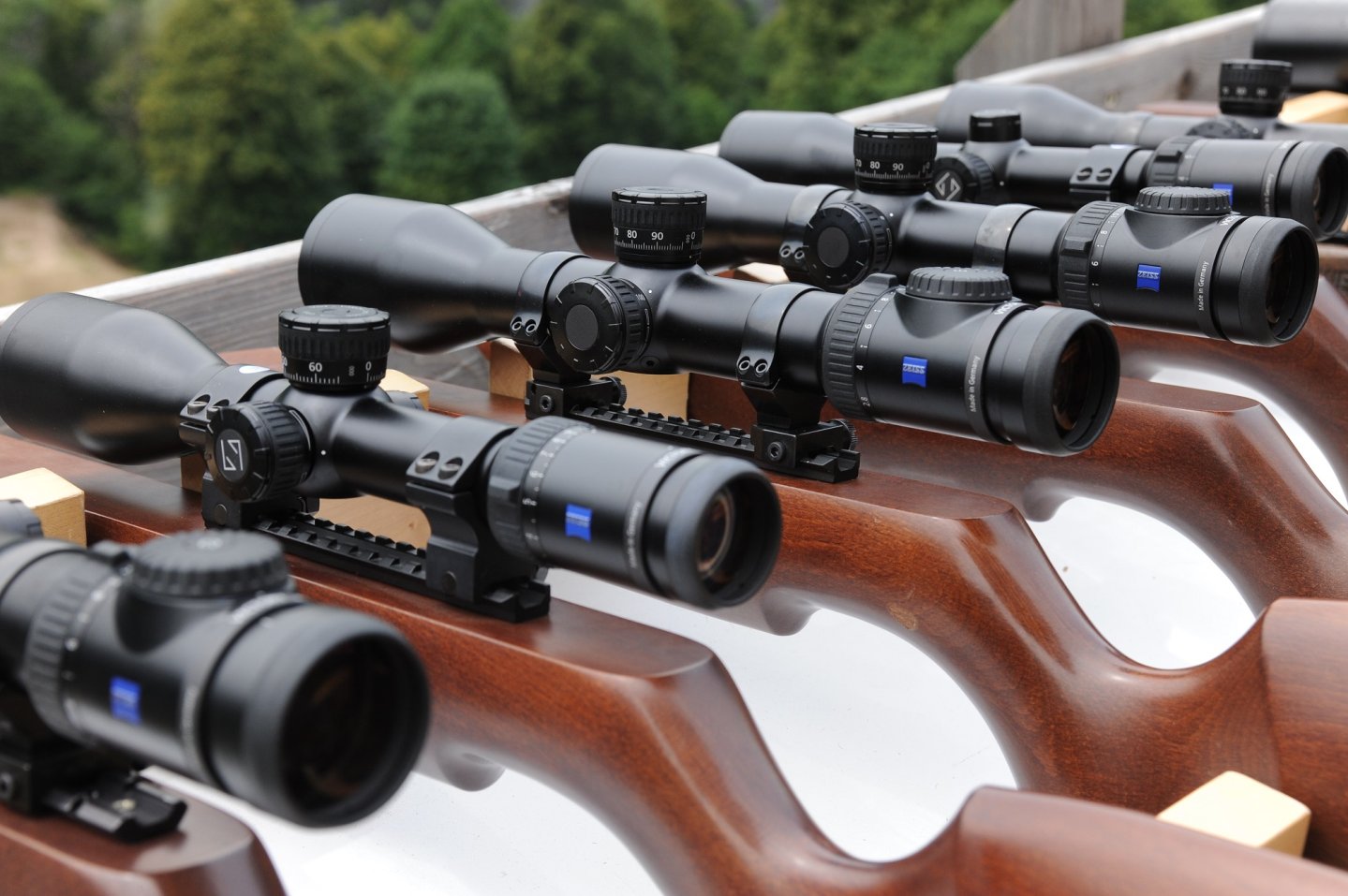 1846-2016: 170 лет Zeiss Carl Zeiss Sport Optics - винтовочные оптические прицелы на стенде.