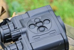 Тепловизионный бинокль Pulsar Accolade XP50 LRF The control panel of the Pulsar Accolade LRF thermal binoculars