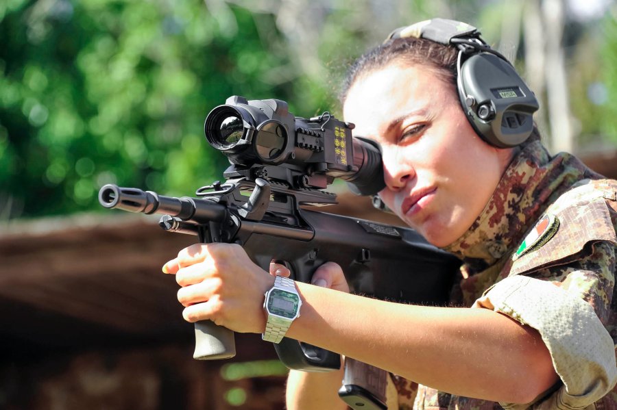 Винтовочный прицел Pulsar Apex XD38 Pulsar Apex XD38 на винтовке Steyr AUG A1