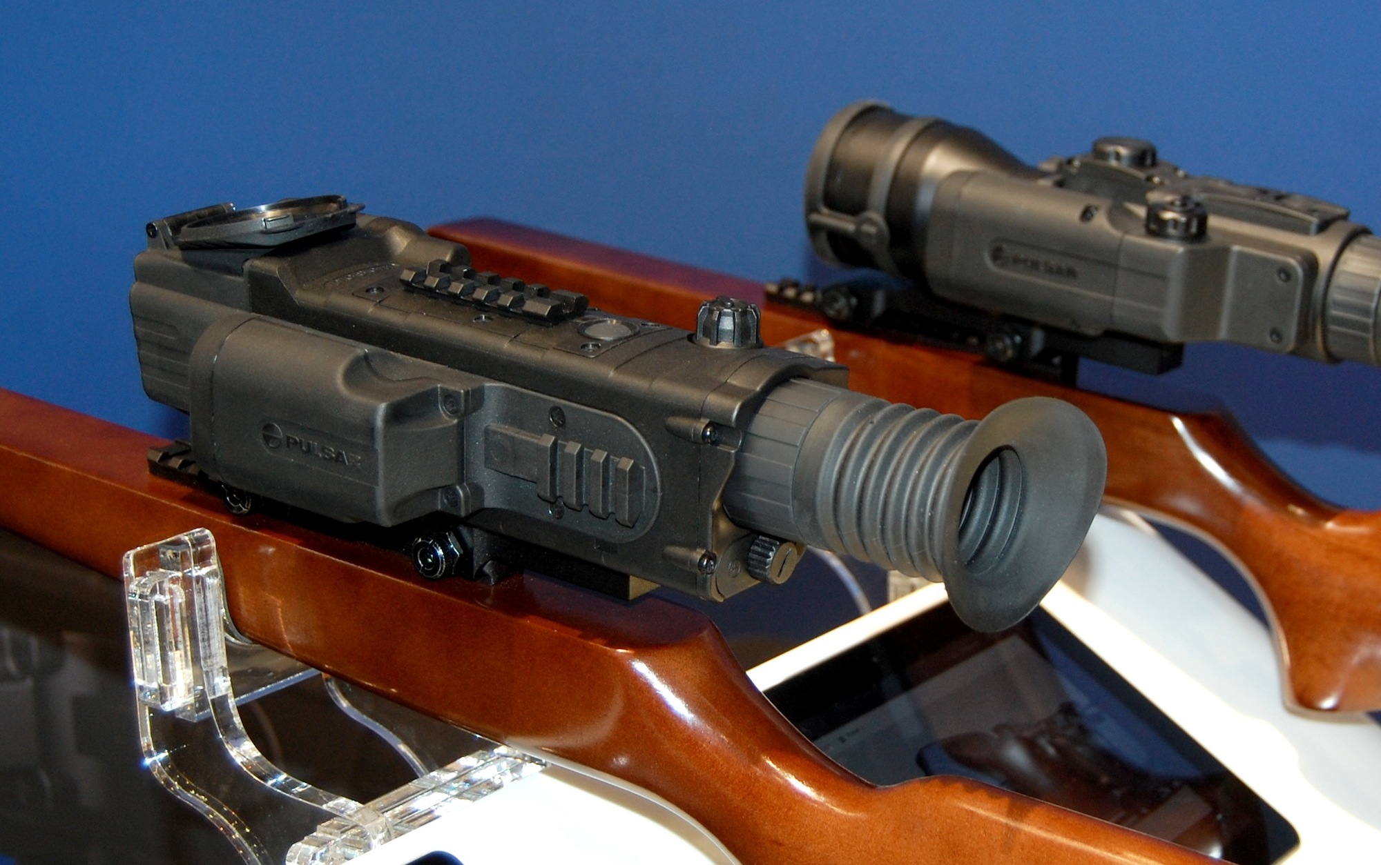 pulsar: Прицел ночного видения с дальномером PULSAR Digisight LRF