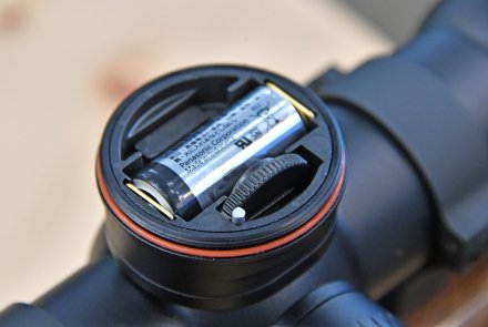 Оптический прицел Swarovski dS 5-25x52 P для охоты с коррекцией точки прицеливания Батарейный отсек оптического прицела Swarovski dS