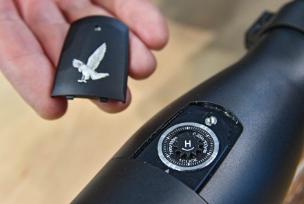 Оптический прицел Swarovski dS 5-25x52 P для охоты с коррекцией точки прицеливания Крышка, под которой расположен маховик для ручной настройки оптического прицела Swarovski dS