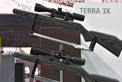 Новинки ZEISS 2017 года: бинокли, зрительные трубы и оптические прицелы Оптические прицелы ZEISS TERRA закреплен на оружии.