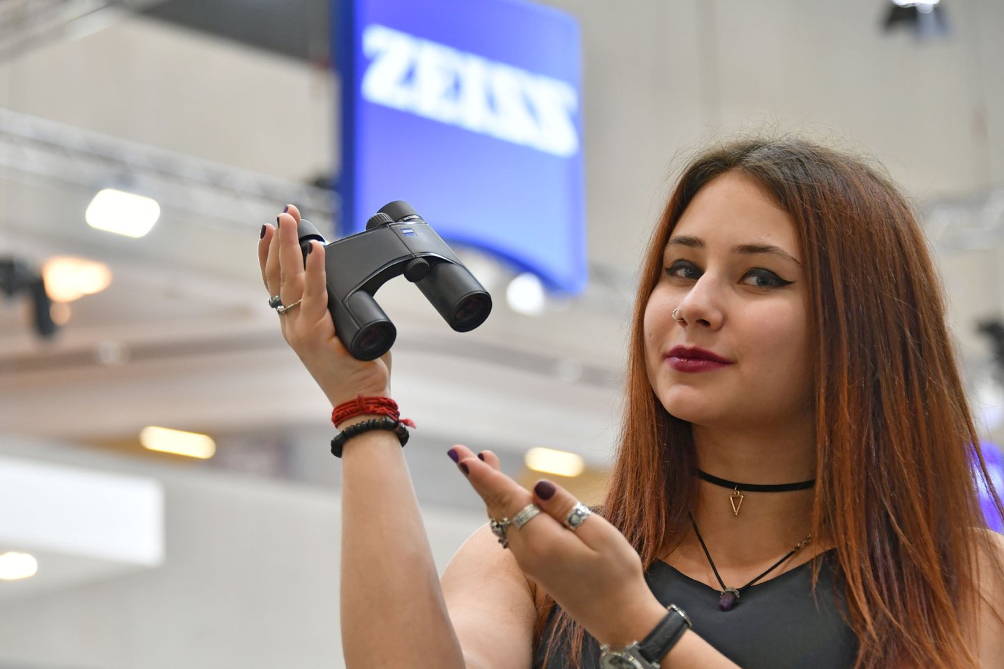 Бинокль ZEISS Victory Pocket Бинокль ZEISS Victory Pocket в руках у Юлии Лопатиной