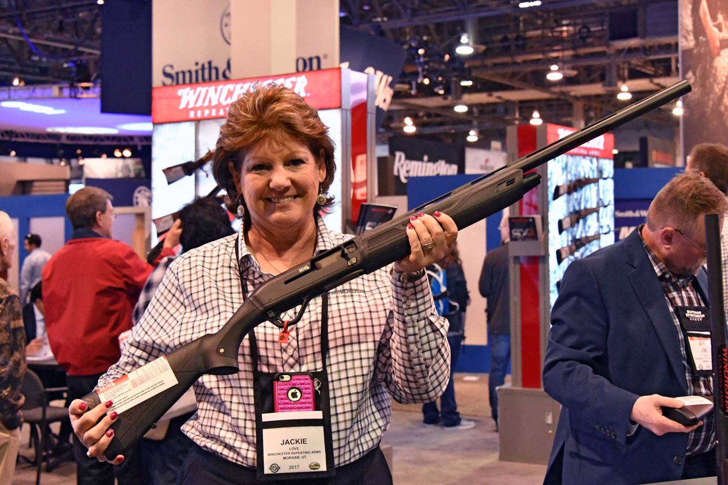 Самозарядное ружье Winchester Super X4 Женщина с дробовиком Winchester S X4 на выставке SHOT Show 2017