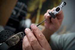 Jochann Fanzoj представляет: оружие с гравировкой на кости Мастер за работой