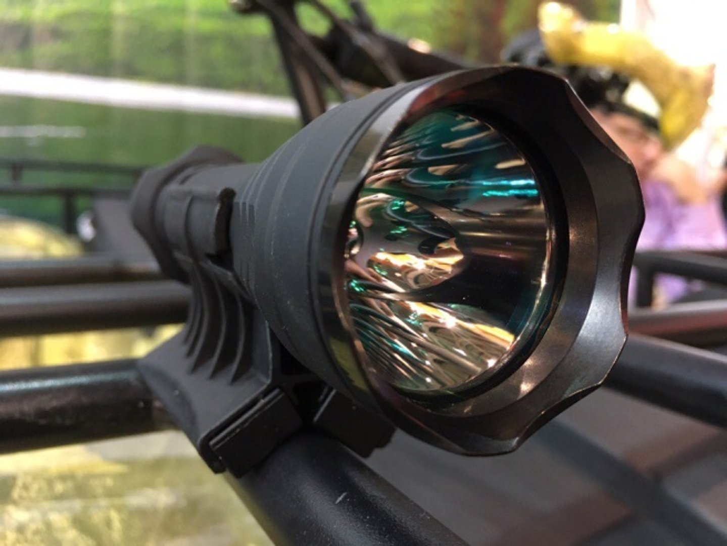 Подствольный магнитный держатель для фонаря Magnet Weapon Mount Armytek AWM-03 с фонарем