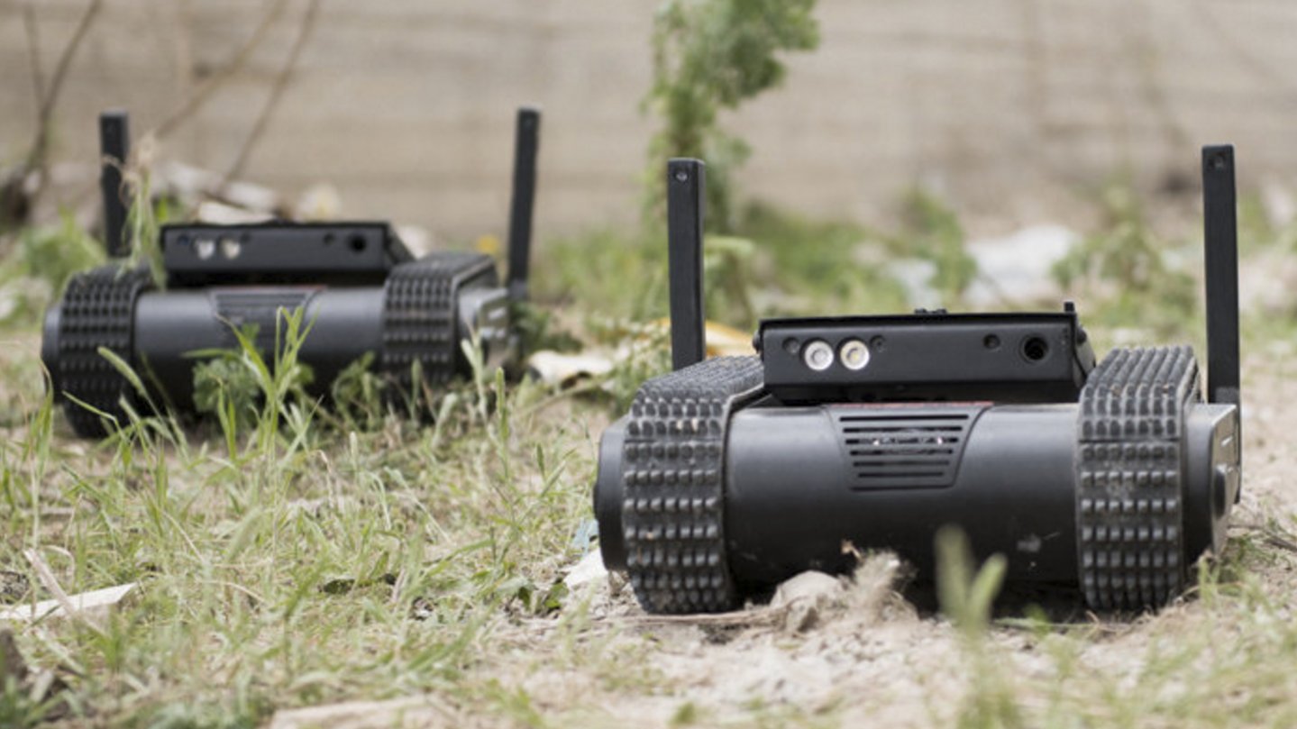 Тактические боевые роботы General Robotics DOGO в поле.