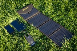 Портативная солнечная батарея SunJack Solar Charger на земле