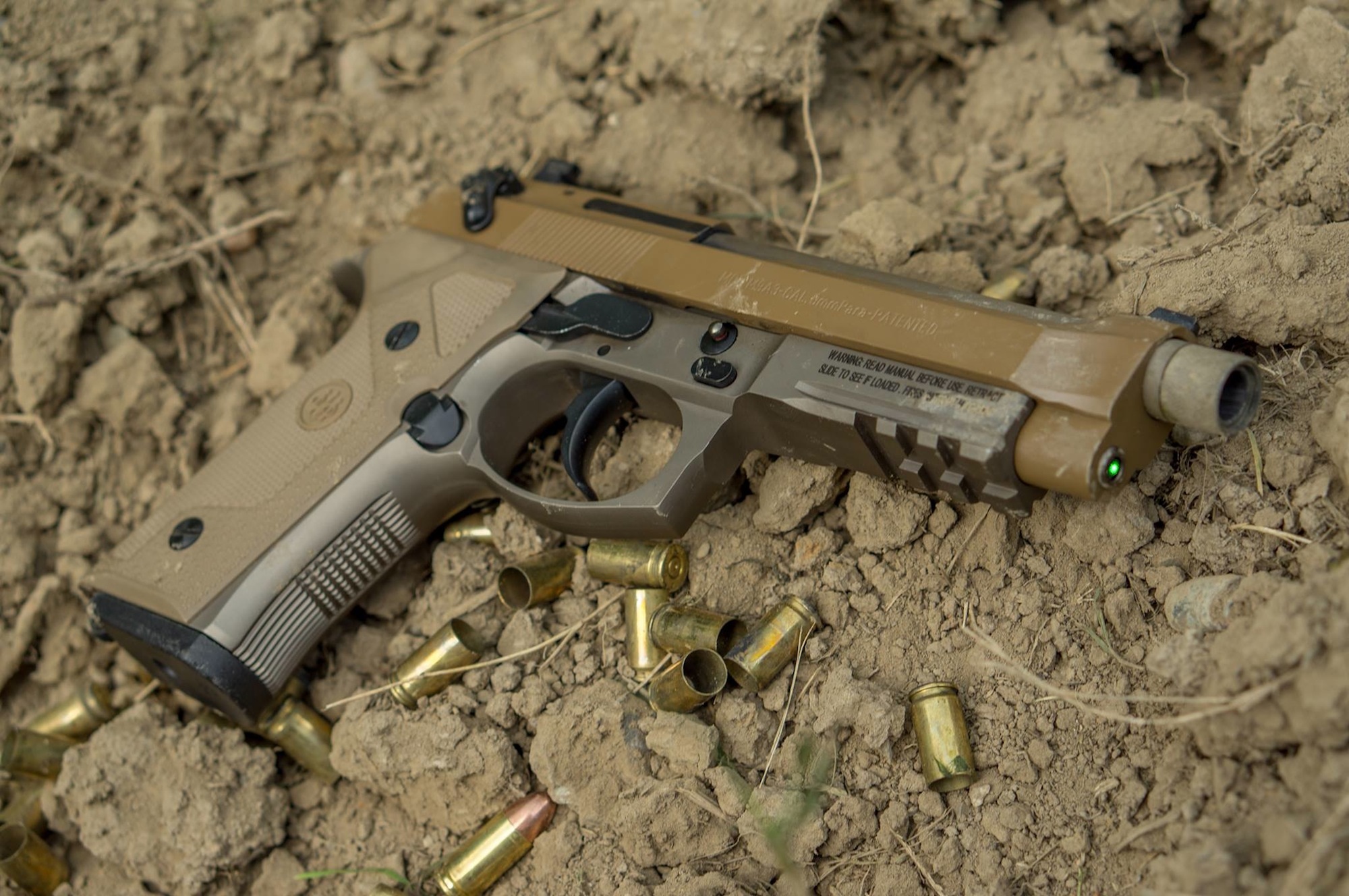 aksessuary: LaserMax: лазерный целеуказатель в возвратном механизме