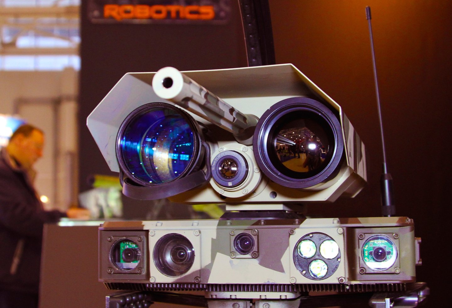 Легкий робот-снайпер Lobaev Robotics KBIS RS1A3 Minirex. Робот-снайпер на выставке.